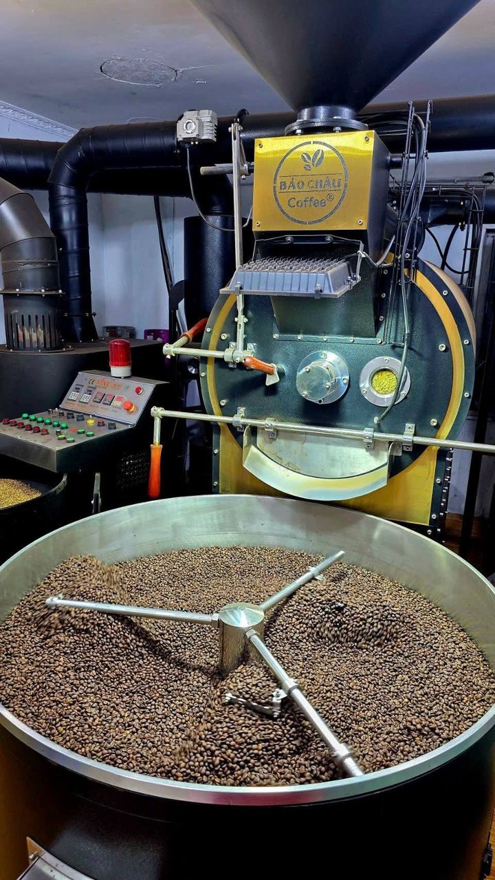 Lò rang có logo Bảo Châu Coffee, cà phê vừa ra lò đang được đảo nguội